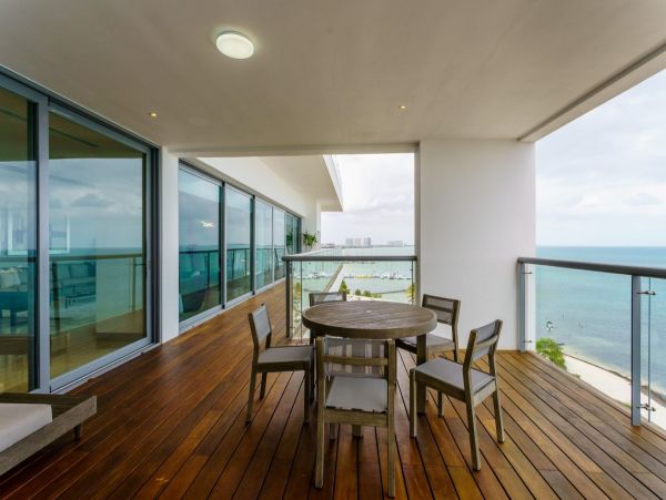 Oceanfront Five Bedroom Vacation Condo with Stunning Vistas
