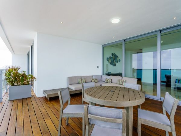 Oceanfront Five Bedroom Vacation Condo with Stunning Vistas