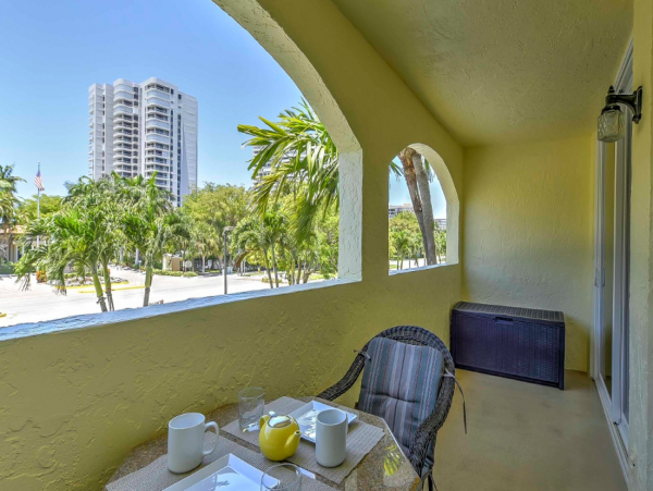 Lovely Second-Floor Condo in Marco Island