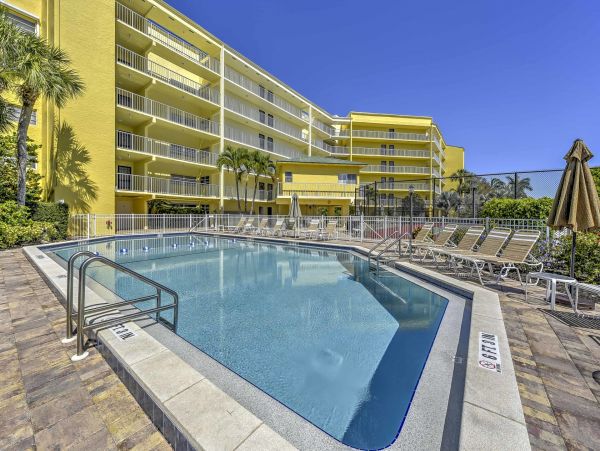 Lovely Second-Floor Condo in Marco Island