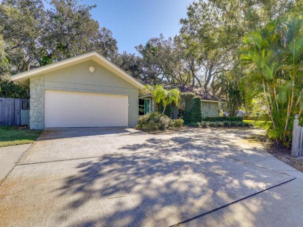 Largo Vacation Pool Home Sleeps Ten Guests
