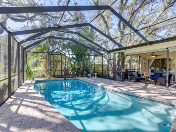 Largo Vacation Pool Home Sleeps Ten Guests