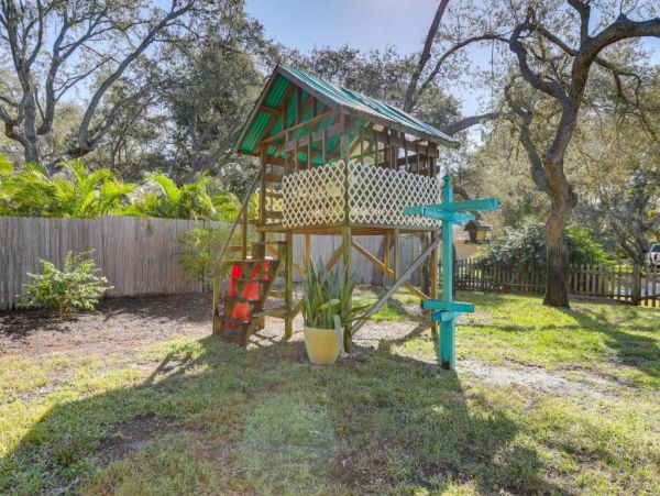 Largo Vacation Pool Home Sleeps Ten Guests