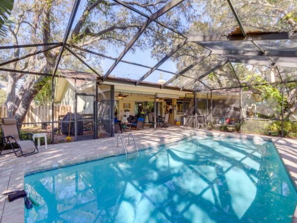 Largo Vacation Pool Home Sleeps Ten Guests