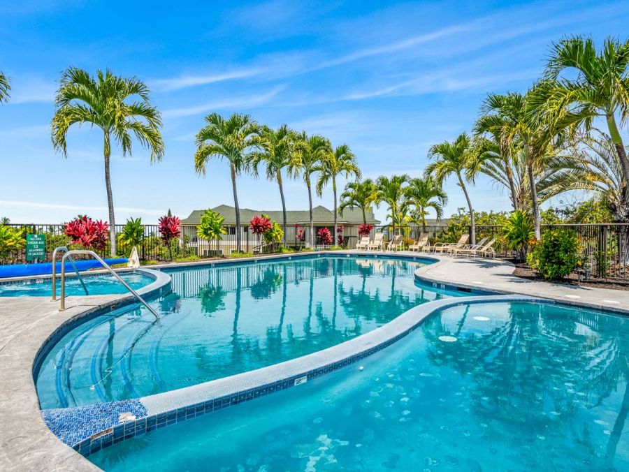 Kailua-Kona Walk to Beach Three Bedroom Vacation Rental