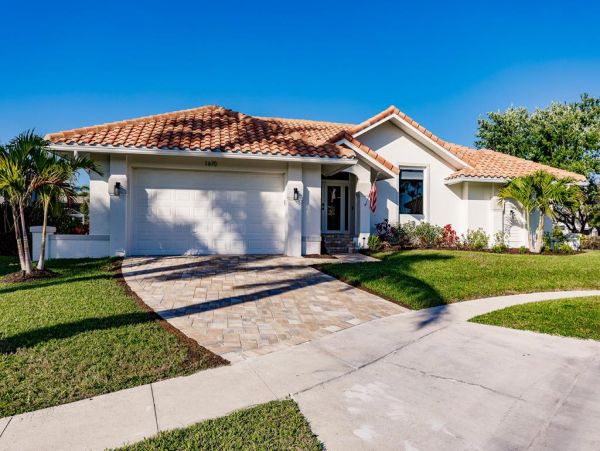 Marco Island Classy Waterfront Home Close to Beach & Shopping