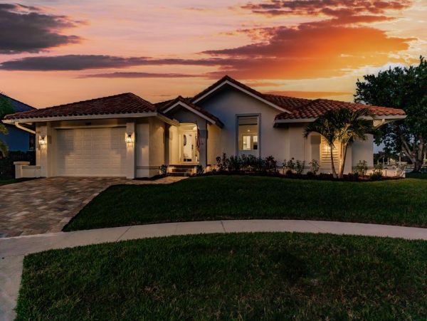 Marco Island Classy Waterfront Home Close to Beach & Shopping