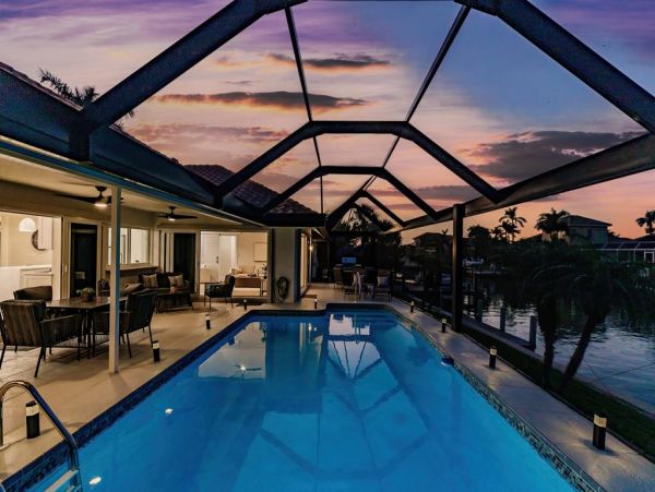 Marco Island Classy Waterfront Home Close to Beach & Shopping