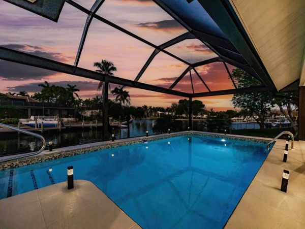 Marco Island Classy Waterfront Home Close to Beach & Shopping