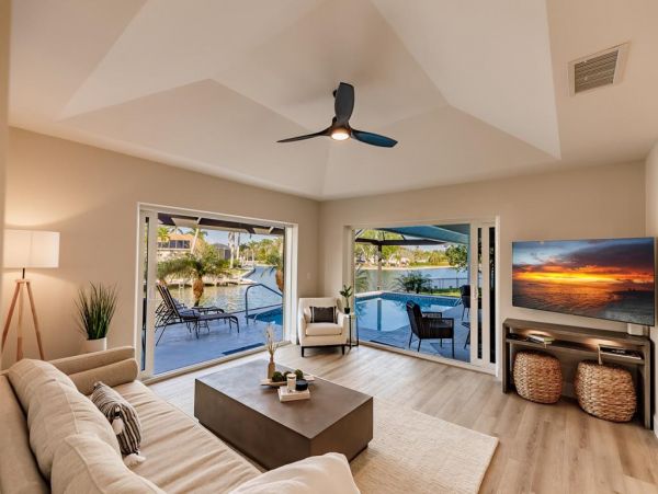 Marco Island Classy Waterfront Home Close to Beach & Shopping