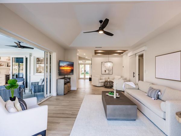 Marco Island Classy Waterfront Home Close to Beach & Shopping