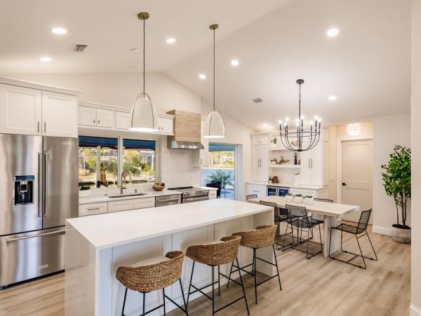 Marco Island Classy Waterfront Home Close to Beach & Shopping