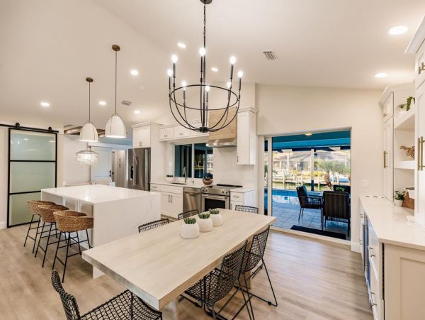 Marco Island Classy Waterfront Home Close to Beach & Shopping