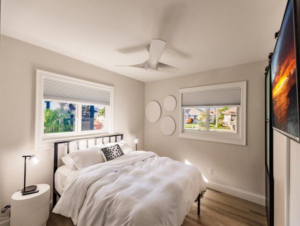 Marco Island Classy Waterfront Home Close to Beach & Shopping