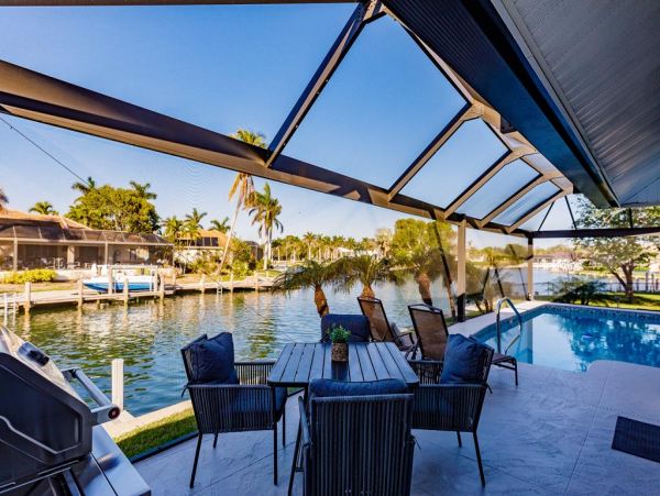 Marco Island Classy Waterfront Home Close to Beach & Shopping