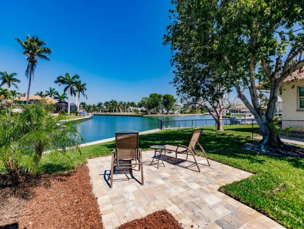 Marco Island Classy Waterfront Home Close to Beach & Shopping