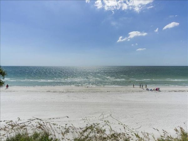 Beachfront 4BR/2.5BA Condo in Treasure Island Sleeps 10 Guests
