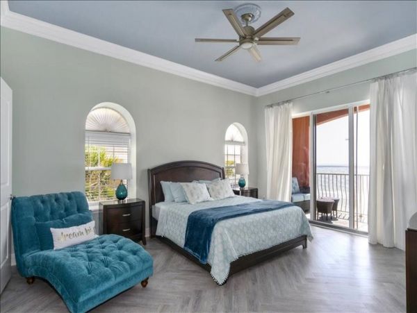 Beachfront 4BR/2.5BA Condo in Treasure Island Sleeps 10 Guests