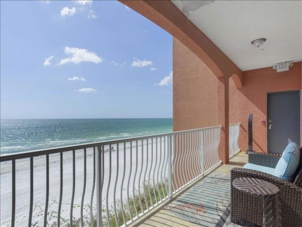 Beachfront 4BR/2.5BA Condo in Treasure Island Sleeps 10 Guests