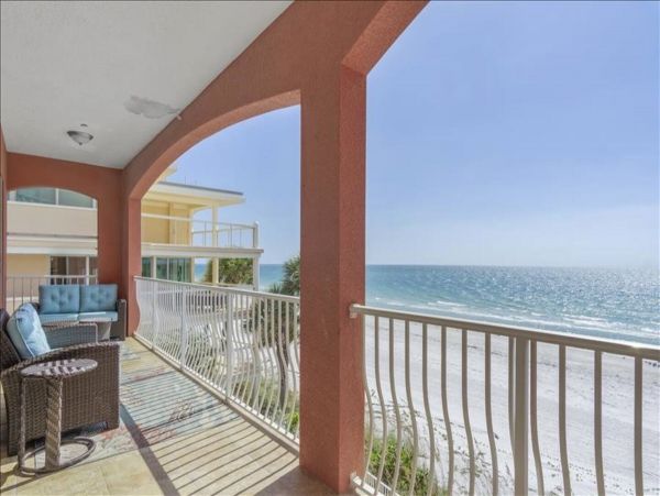 Beachfront 4BR/2.5BA Condo in Treasure Island Sleeps 10 Guests