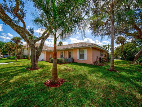 Lovely 3 Vacation Rental with Canal View in Siesta Key