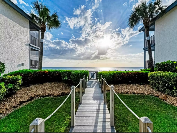 Holmes Beach Vacation Condo with Beach Access & Tennis Court