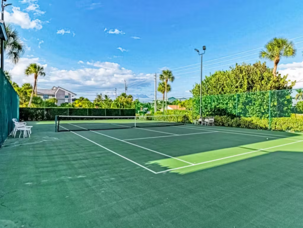 Holmes Beach Vacation Condo with Beach Access & Tennis Court