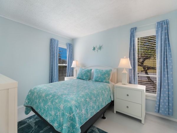Walk to Beach 2 Bedroom Cottage in Anna Maria with Bay View
