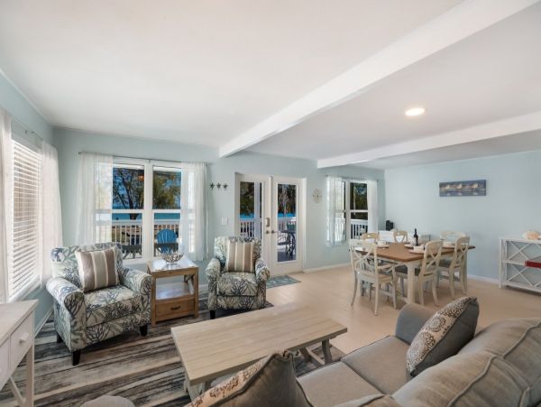 Walk to Beach 2 Bedroom Cottage in Anna Maria with Bay View