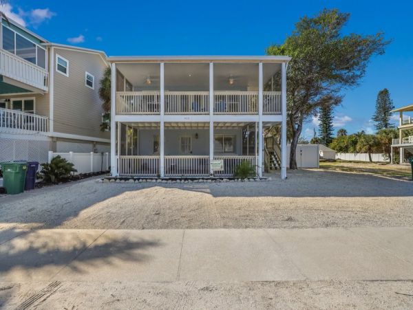Walk to Beach 2 Bedroom Cottage in Anna Maria with Bay View