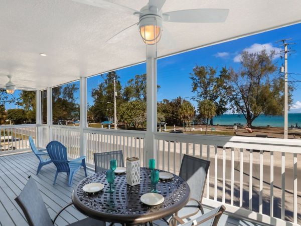 Walk to Beach 2 Bedroom Cottage in Anna Maria with Bay View