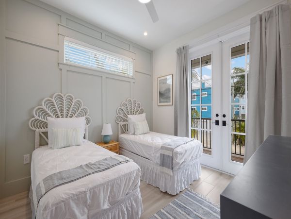 Bradenton Vacation Home Seven Bedroom Walk to Beach