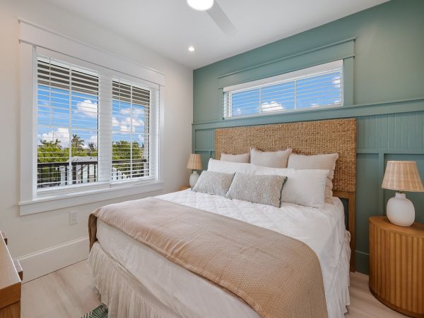 Bradenton Vacation Home Seven Bedroom Walk to Beach