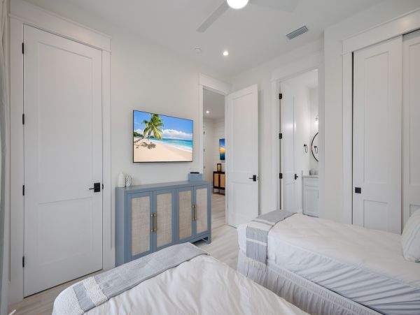 Bradenton Vacation Home Seven Bedroom Walk to Beach