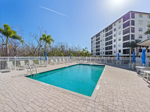 Vacation Condo 2 Bedroom, Pool & Tennis Court in Fort Myers