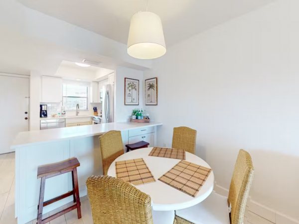 Vacation Condo 2 Bedroom, Pool & Tennis Court in Fort Myers