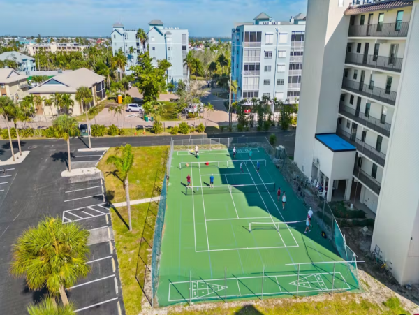 Vacation Condo 2 Bedroom, Pool & Tennis Court in Fort Myers