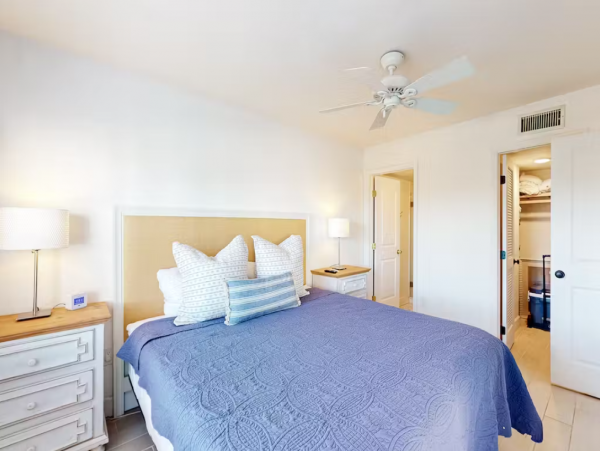 Vacation Condo 2 Bedroom, Pool & Tennis Court in Fort Myers