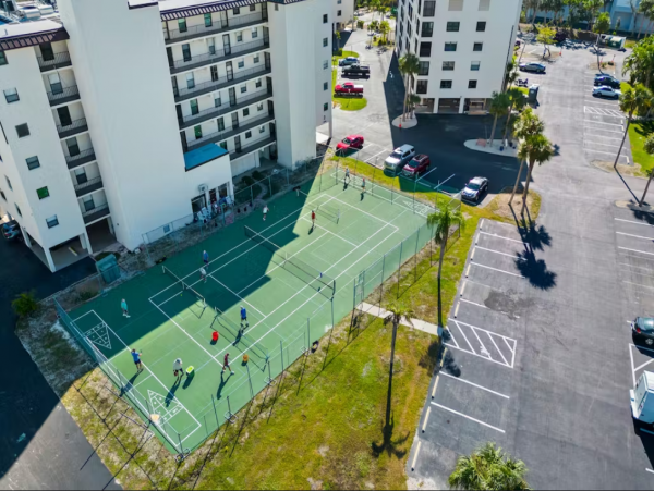 Vacation Condo 2 Bedroom, Pool & Tennis Court in Fort Myers