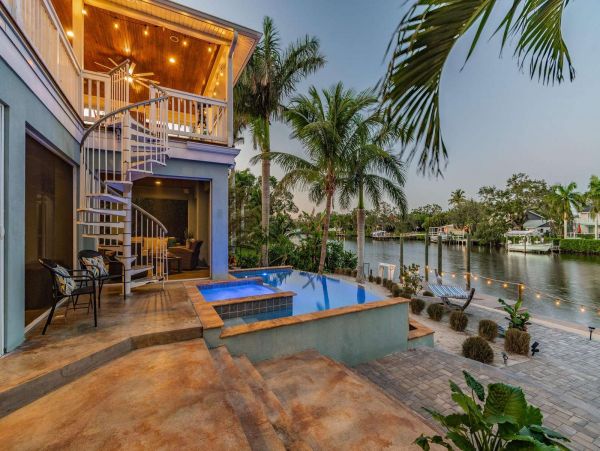 Luxurious Waterfront 4 Bedroom Vacation Rental Home in Sarasota