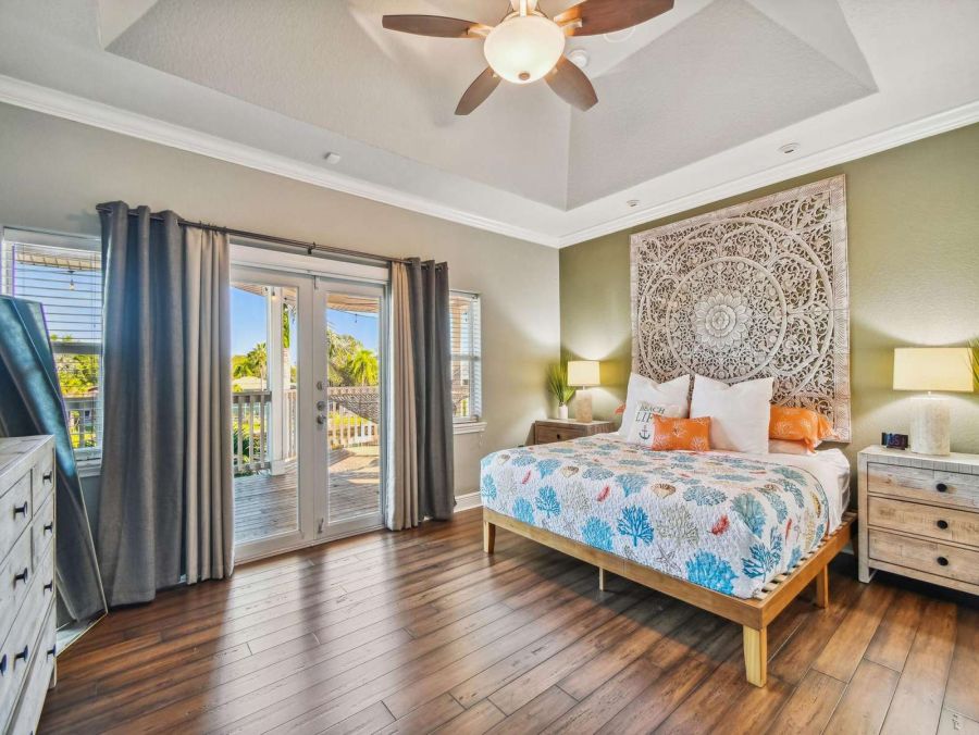 Luxurious Waterfront 4 Bedroom Vacation Rental Home in Sarasota