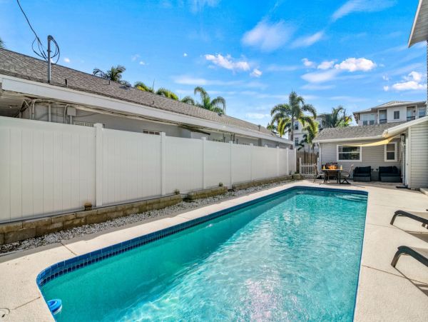 Charming 3 Bedroom Rental Short Walk to Beach