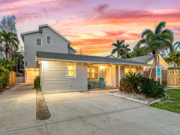 Charming 3 Bedroom Rental Short Walk to Beach