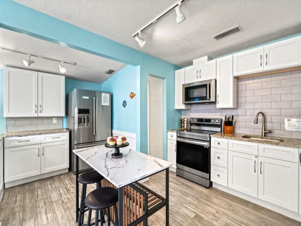 Charming 3 Bedroom Rental Short Walk to Beach