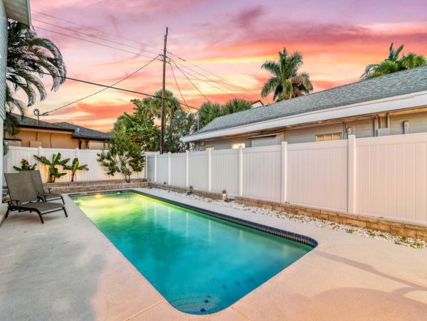 Charming 3 Bedroom Rental Short Walk to Beach
