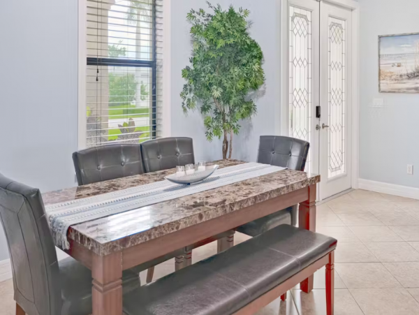 Cape Coral Vacation Home 5 Bedroom & Saltwater Pool