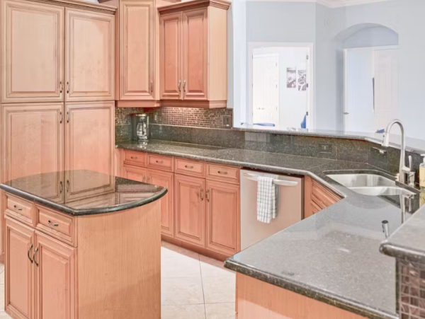 Cape Coral Vacation Home 5 Bedroom & Saltwater Pool