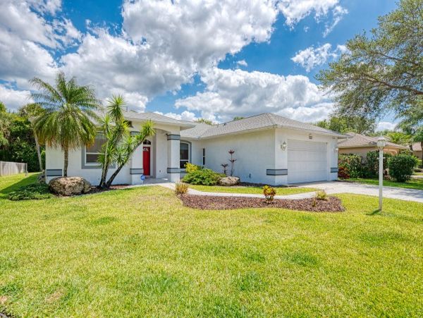 Beautiful Osprey Vacation Pool Home Sleeps Six Guests