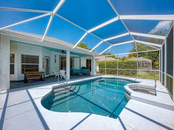 Beautiful Osprey Vacation Pool Home Sleeps Six Guests