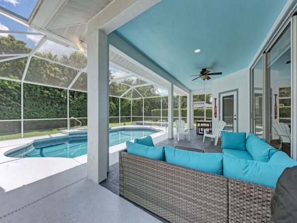 Beautiful Osprey Vacation Pool Home Sleeps Six Guests